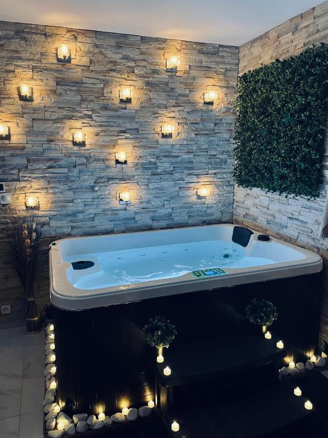 By Neptune - Appartement Rustique Jacuzzi Bondy Exterior photo